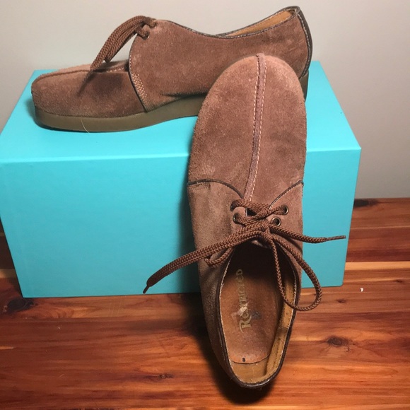 wallabee style shoes